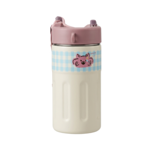 Culinara 500ml kids' insulated stainless steel tumbler in cream with dusty pink lid, blue gingham band featuring a pink piglet character, carrying strap, and 500ml capacity badge on a plain white background.
